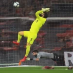 alisson becker cản phá cú sút