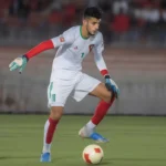 Yassine Bounou, thủ môn của đội tuyển quốc gia Maroc, thể hiện sự tập trung cao độ trong một trận đấu