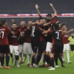 Các cầu thủ AC Milan ăn mừng bàn thắng