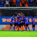 Cầu thủ Uthai Thani FC đang ăn mừng bàn thắng