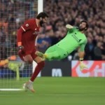 Chiều cao của Alisson Becker là 1m93, một lợi thế giúp anh ta dễ dàng cản phá các cú sút tầm thấp