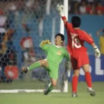 Dương Hồng Sơn cản phá thành công quả penalty