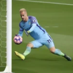 Joe Hart bay người cản phá cú sút