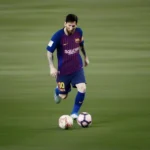 Lionel Messi đi bóng qua đối thủ