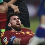 Messi đau đớn khi bị phạm lỗi trên sân cỏ