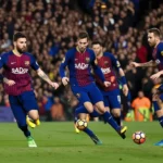 Messi đi bóng qua hậu vệ