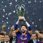 Lionel Messi nâng cúp Champions League