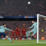 Messi sút phạt vào lưới Liverpool