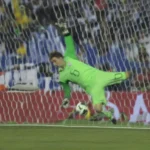 Fernando Muslera cản phá quả penalty trong trận chung kết Copa America 2011