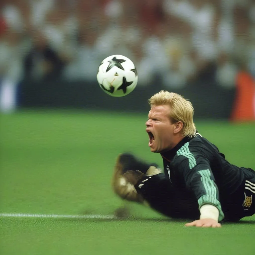 Oliver Kahn cản phá quả đá phạt đền của Ronaldo