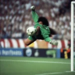 Rene Higuita thực hiện pha "bò cạp" huyền thoại trong trận đấu với Anh