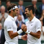 Roger Federer chúc mừng Novak Djokovic sau trận chung kết Wimbledon