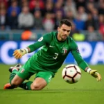 Gianluigi Donnarumma cản phá cú sút phạt đền