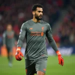 Alisson Becker trong màu áo Liverpool