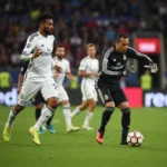 Keylor Navas mặc áo thủ môn Real Madrid 2017 trong một trận đấu.