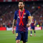 Messi đeo dải ruy băng đỏ trong trận đấu quan trọng