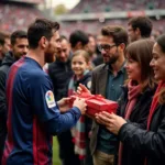 Messi nhận quà tặng từ người hâm mộ