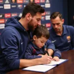 Messi và con trai Thiago trong lễ ký hợp đồng