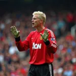 Peter Schmeichel chỉ huy hàng phòng ngự Man United