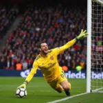 Petr Cech thực hiện pha cứu thua xuất thần trong màu áo Arsenal.