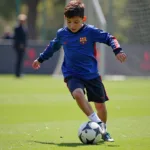 Thiago Messi khoe kỹ năng đi bóng