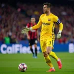 Marc-André ter Stegen phát bóng lên cho đồng đội trong trận đấu tại La Liga 2019.